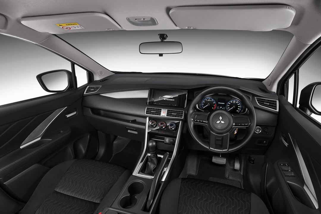 Interior Hitam yang Tangguh