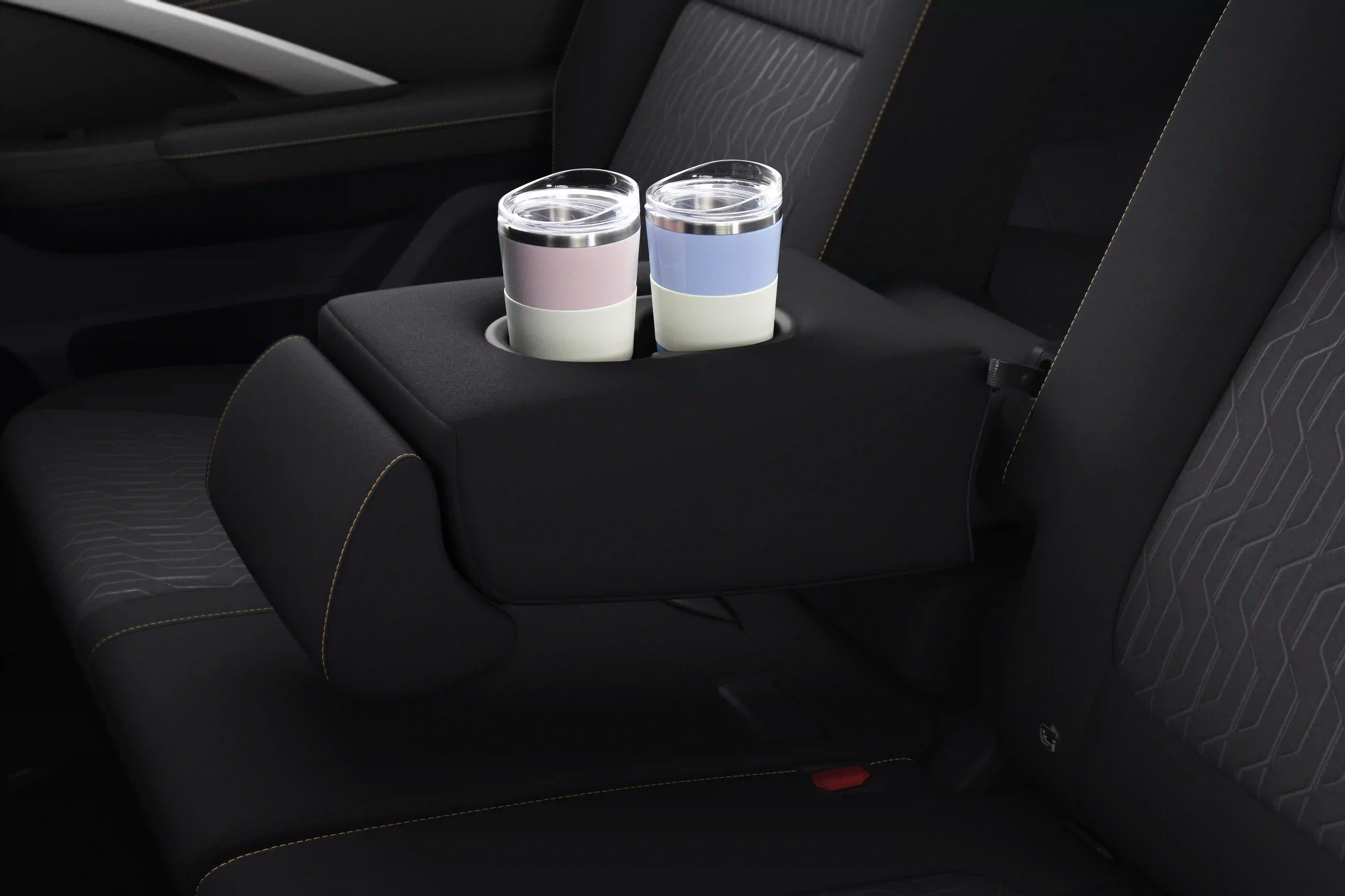 Arm Rest dengan Cup Holder di Baris Kedua
